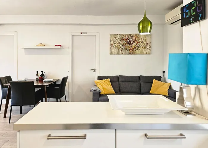 One Bedroom Apartment *