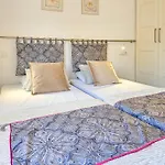 One Bedroom * 丰希罗拉